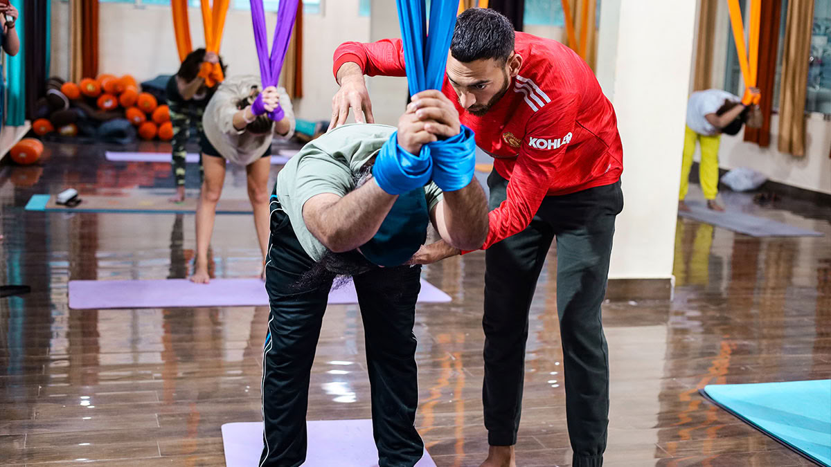 Formation de professeur de yoga aérien à Rishikesh, en Inde