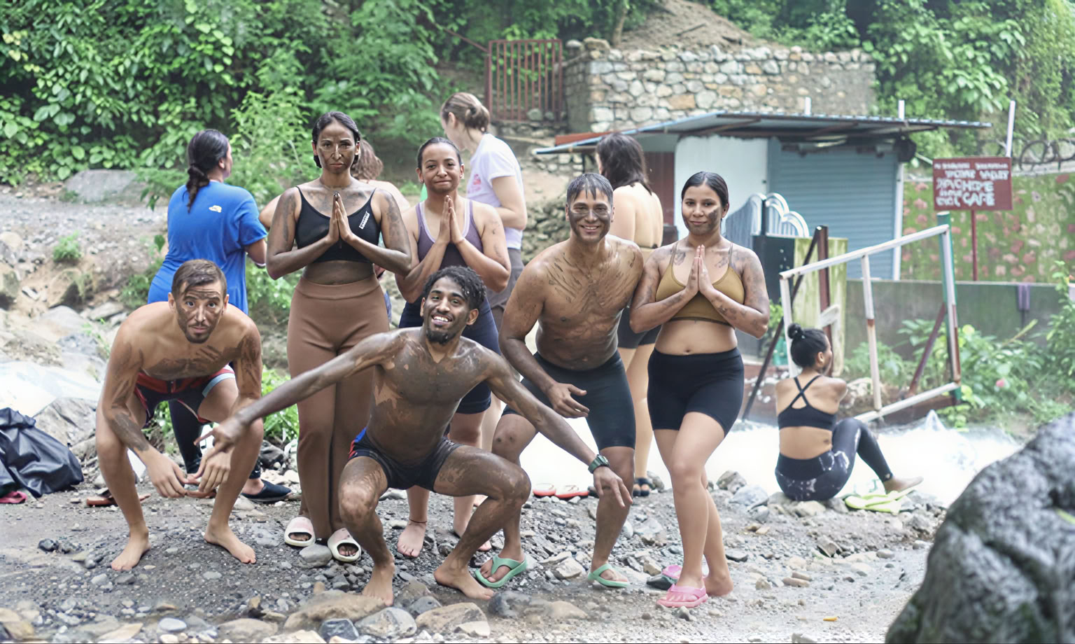 Formation de professeur de yoga aérien à Rishikesh, en Inde