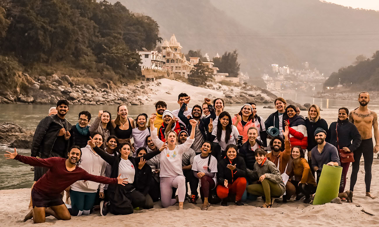 Formation de professeur de yoga aérien à Rishikesh, en Inde