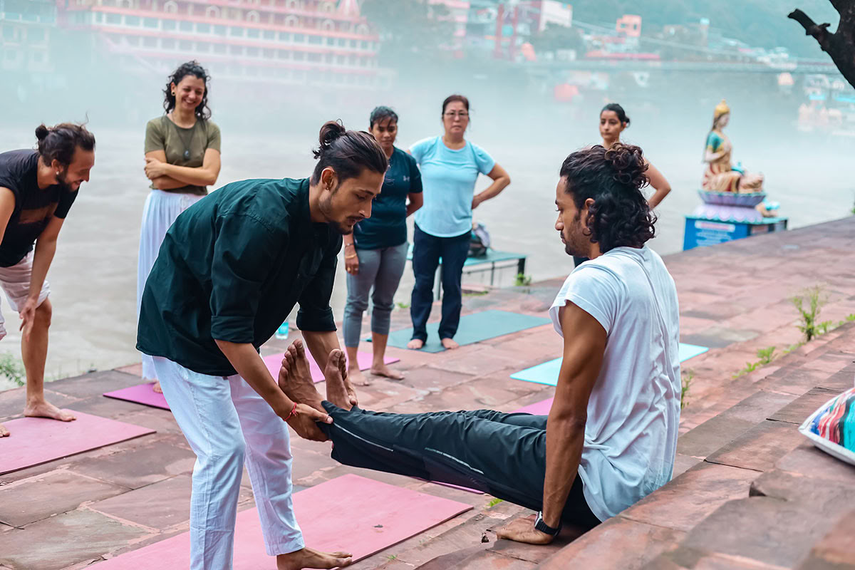 Formation de professeur de yoga aérien à Rishikesh, en Inde