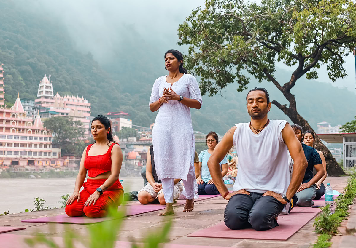 Formation de professeur de yoga aérien à Rishikesh, en Inde