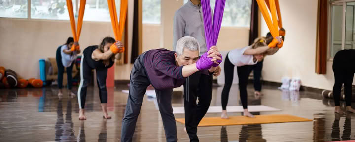 Formation de professeur de yoga aérien à Rishikesh, en Inde