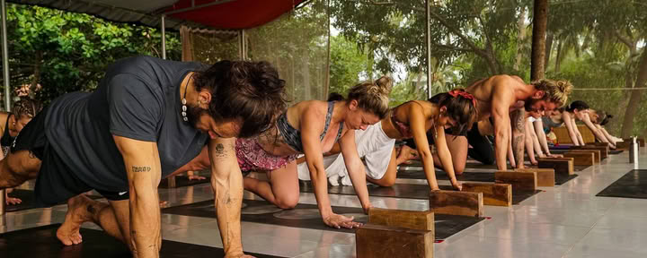 Formation hybride de 200 heures de professeur de yoga Ashtanga Vinyasa