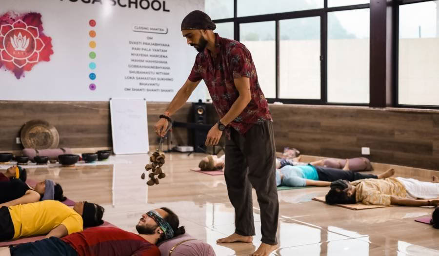 Cours de formation d’enseignant en sonothérapie de 100 heures à Rishikesh