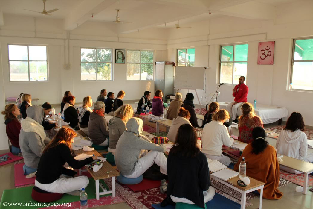 Poser des bases solides : formation certifiante de yoga de 200 heures en Inde en 2026