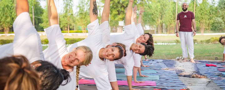 Poser des bases solides : formation certifiante de yoga de 200 heures en Inde en 2026
