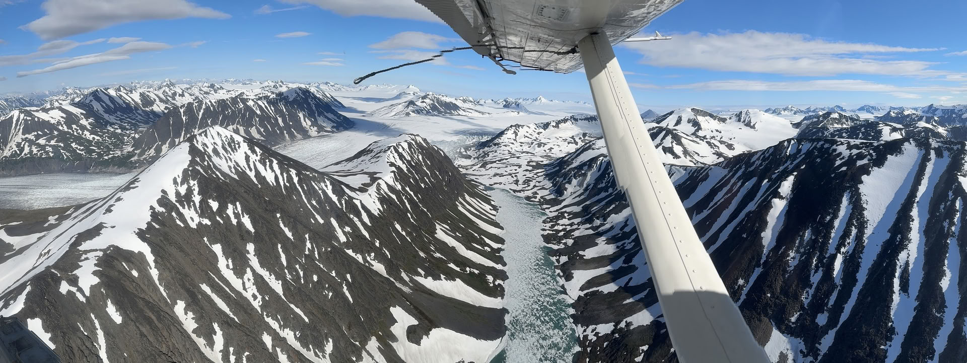 Orpaillage et vol au-dessus du glacier