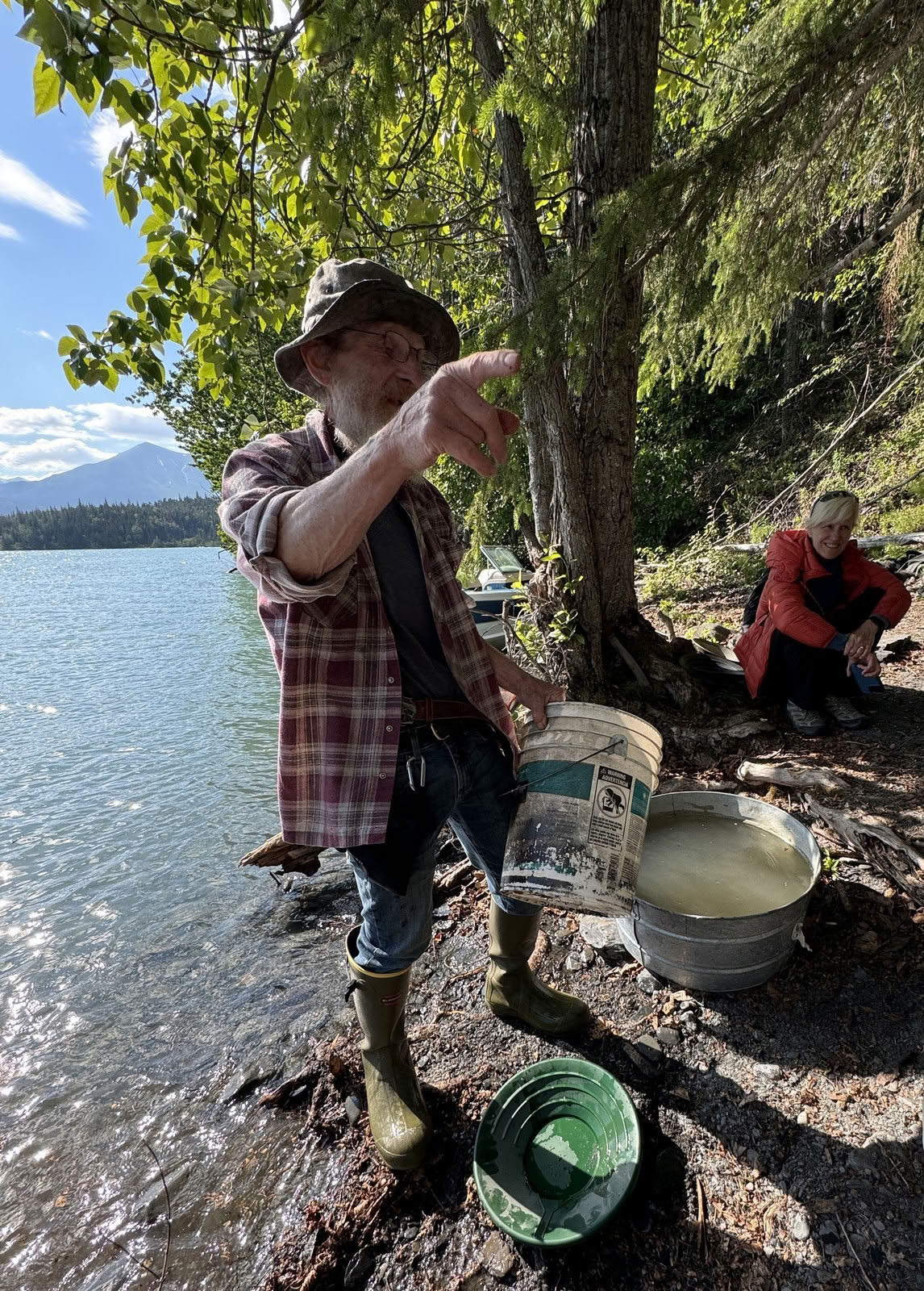 Orpaillage et vol au-dessus du glacier