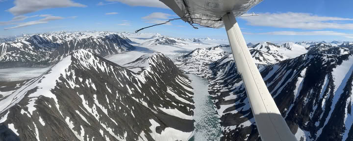 Orpaillage et vol au-dessus du glacier