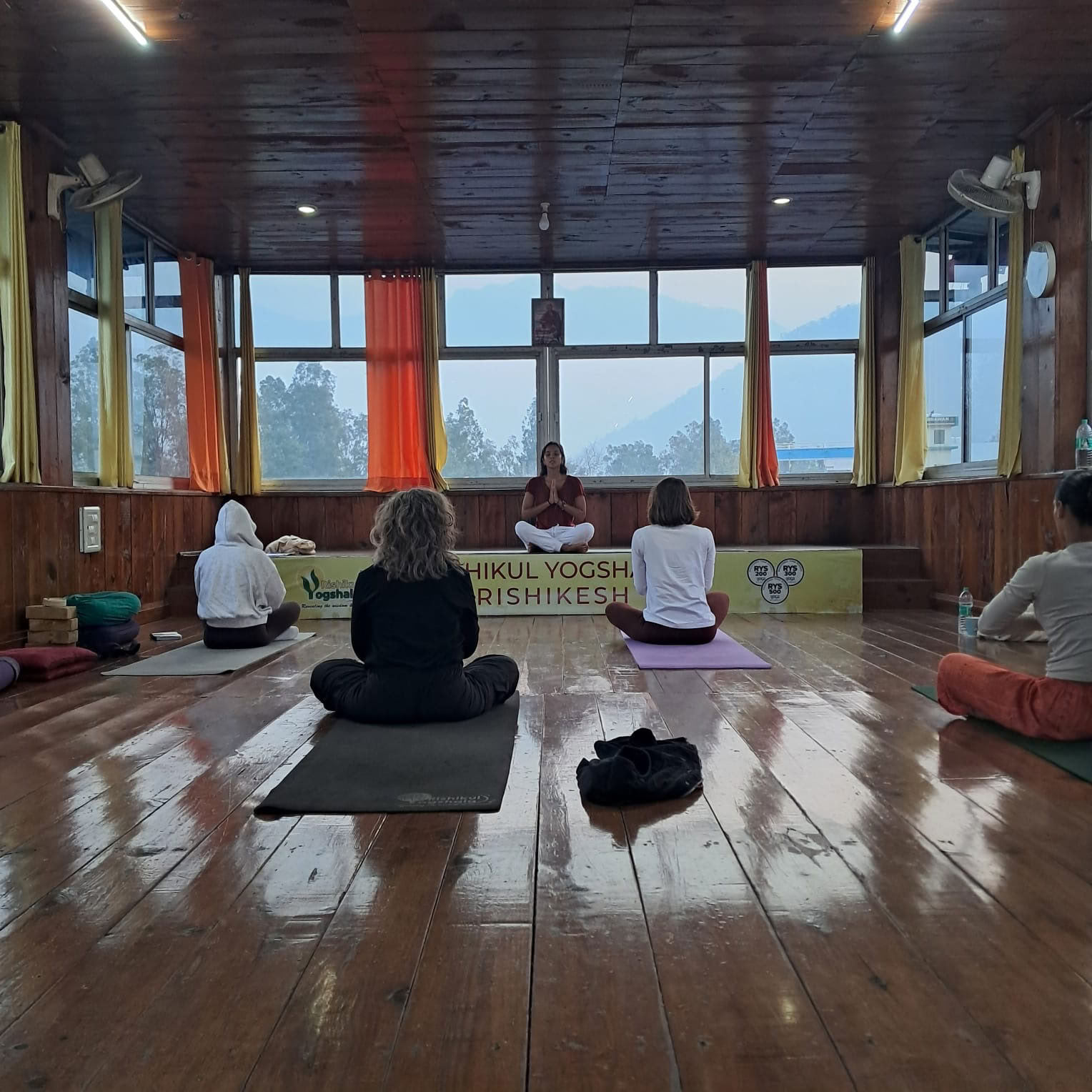 Rishikul Yogshala Rishikesh - Formation de professeurs de yoga à Rishikesh, en Inde
