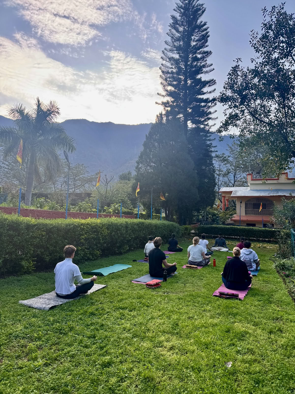 Abhyasa Yogmath | Ashram traditionnel de yoga et de méditation à Rishikesh, en Inde