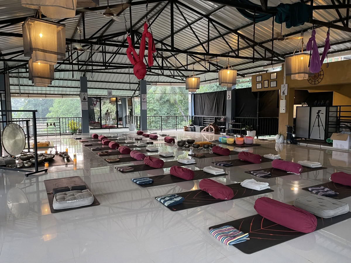 OM Studio Agonda - Yoga aérien et guérison sonore à Goa