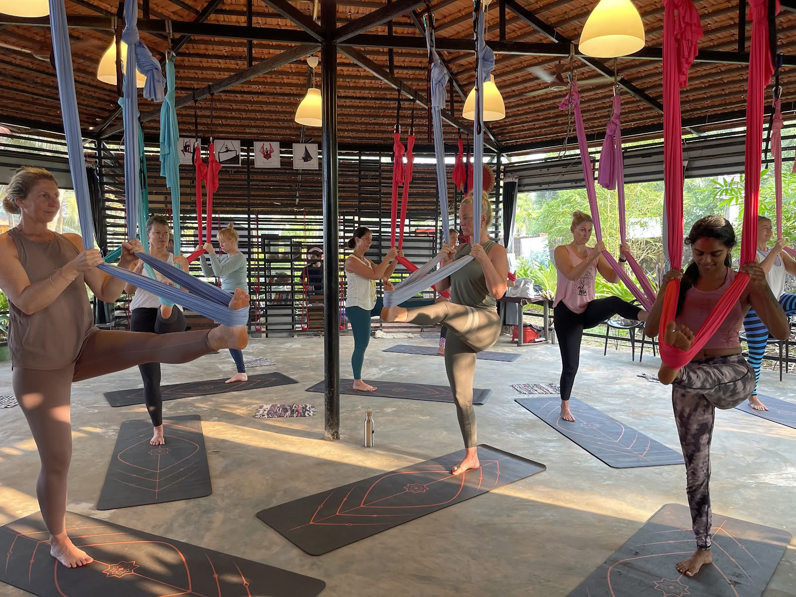 OM Studio Agonda - Yoga aérien et guérison sonore à Goa
