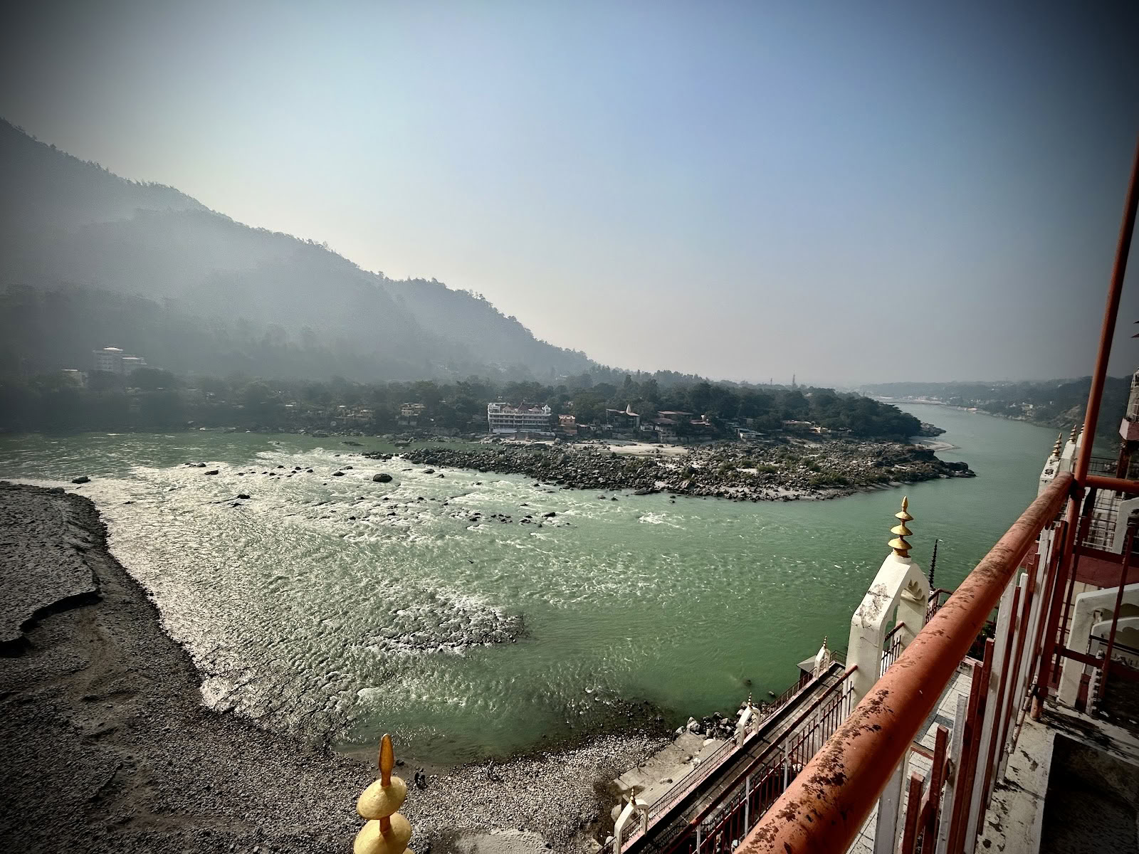 Rishiganga Yogshala - École de formation de professeurs de yoga et retraites de yoga à Rishikesh