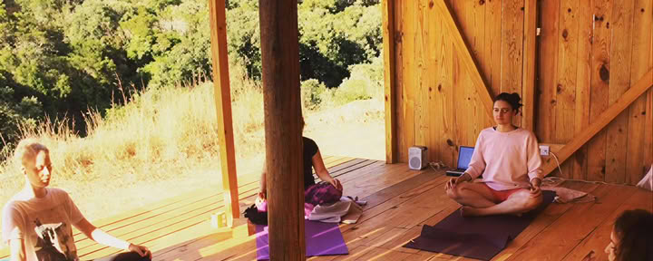 Océan et yoga, travail corporel holistique et thérapie somatique, retraites transformatrices, Portugal, Aljezur, Algarve