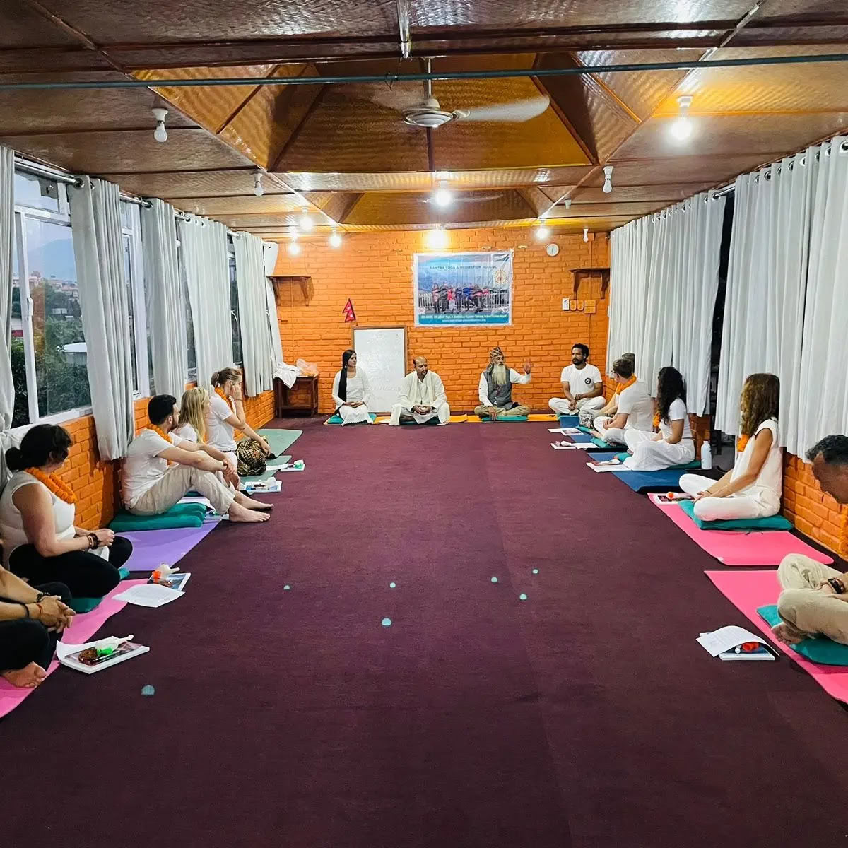 Formation de professeur de yoga au Népal – 200 heures, 300 heures à l'école Mantra Yoga de Pokhara