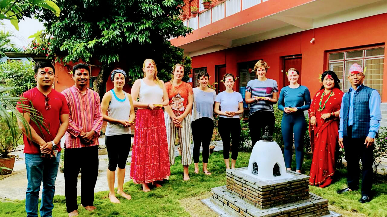 Formation de professeur de yoga au Népal – 200 heures, 300 heures à l'école Mantra Yoga de Pokhara