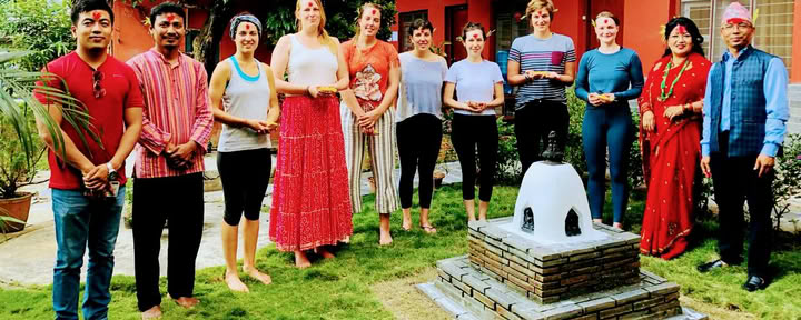 Formation de professeur de yoga au Népal – 200 heures, 300 heures à l'école Mantra Yoga de Pokhara