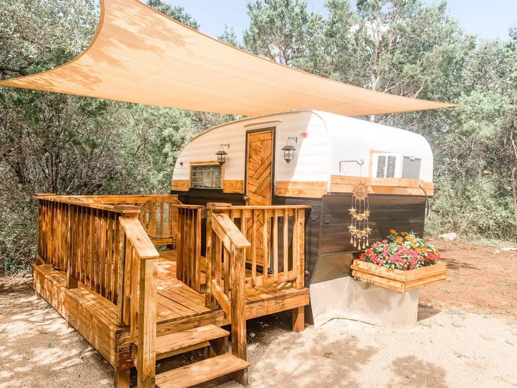 Hébergement en caravane vintage privée Sun Chaser