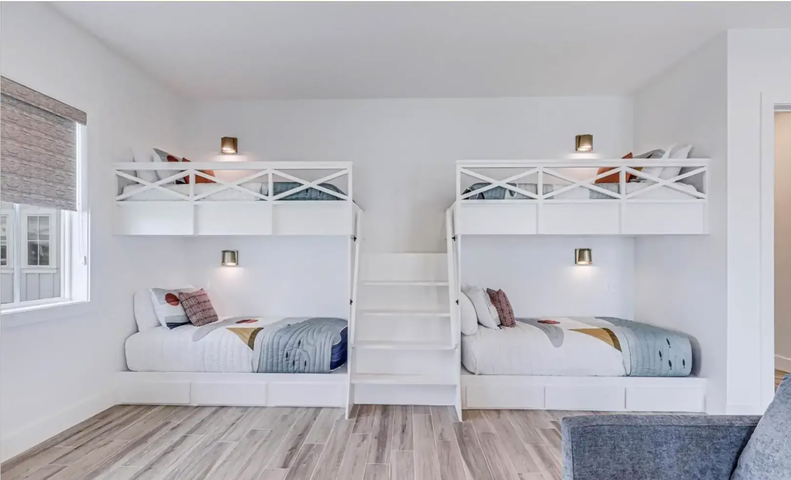 Chambre à lits superposés pour deux avec salle de bain commune