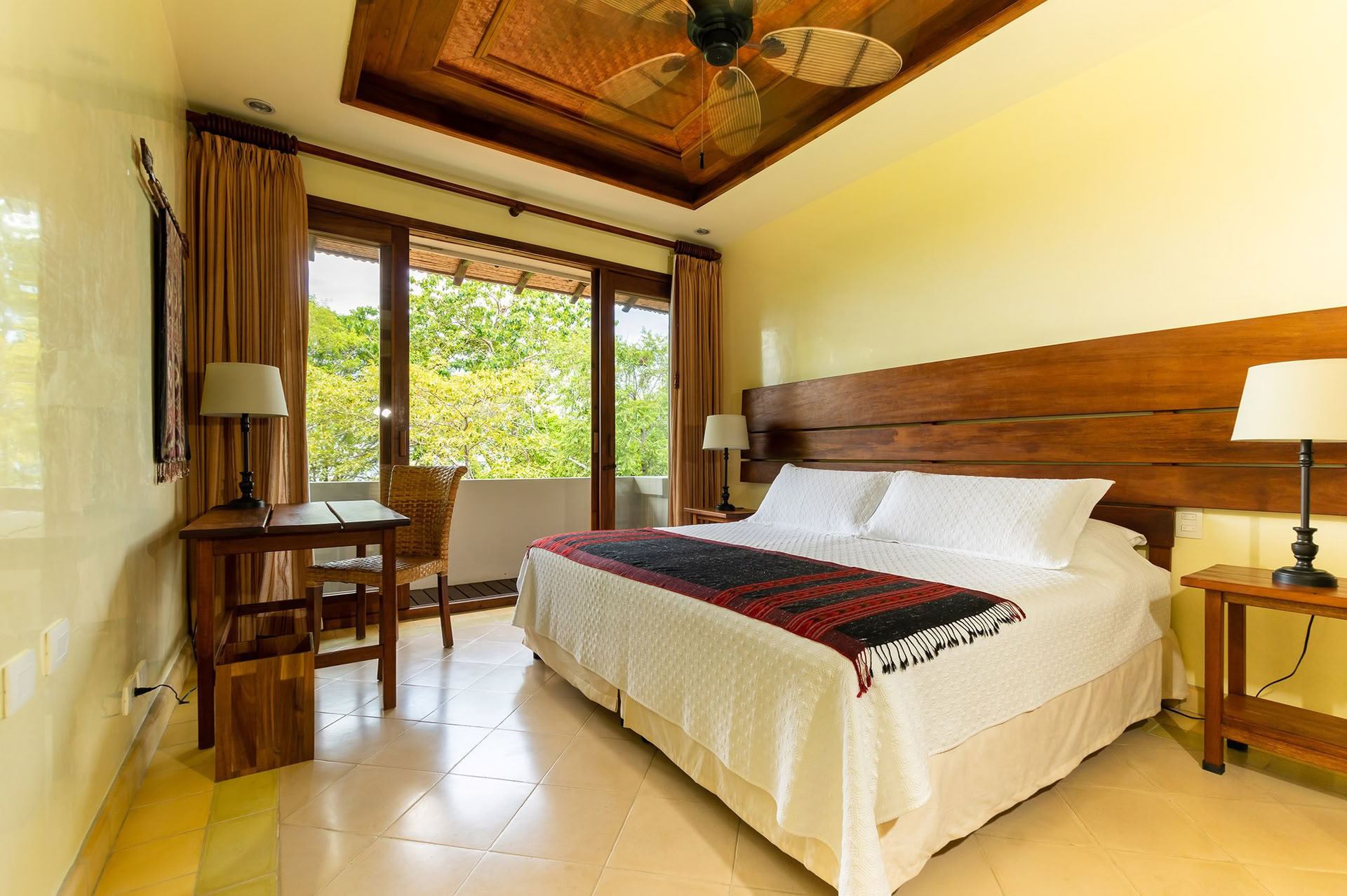 Salle Mountain View avec climatisation – lit king-size ou deux (2) lits jumeaux