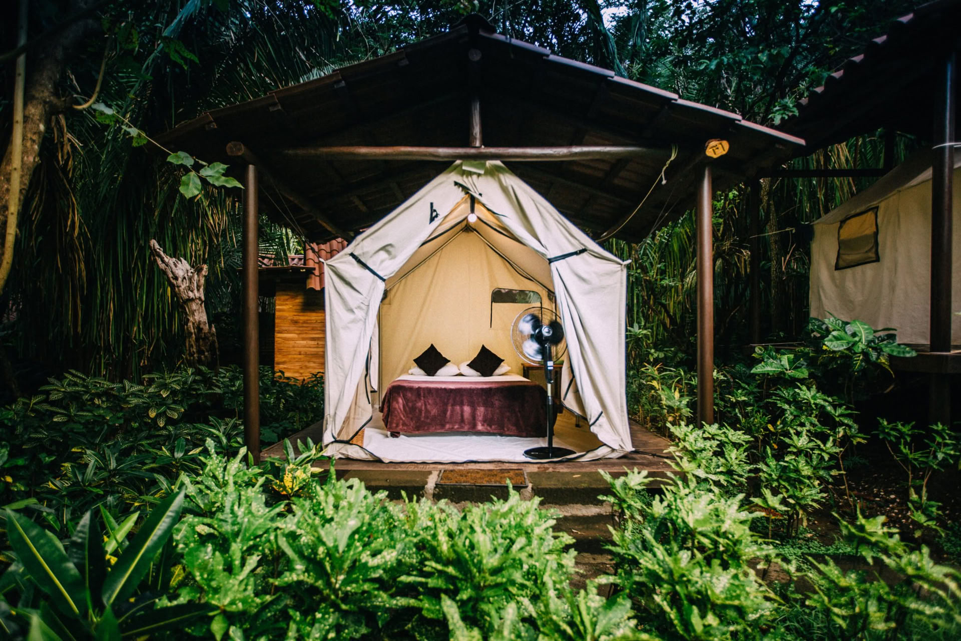 Tente plateforme sans climatisation – lit queen uniquement