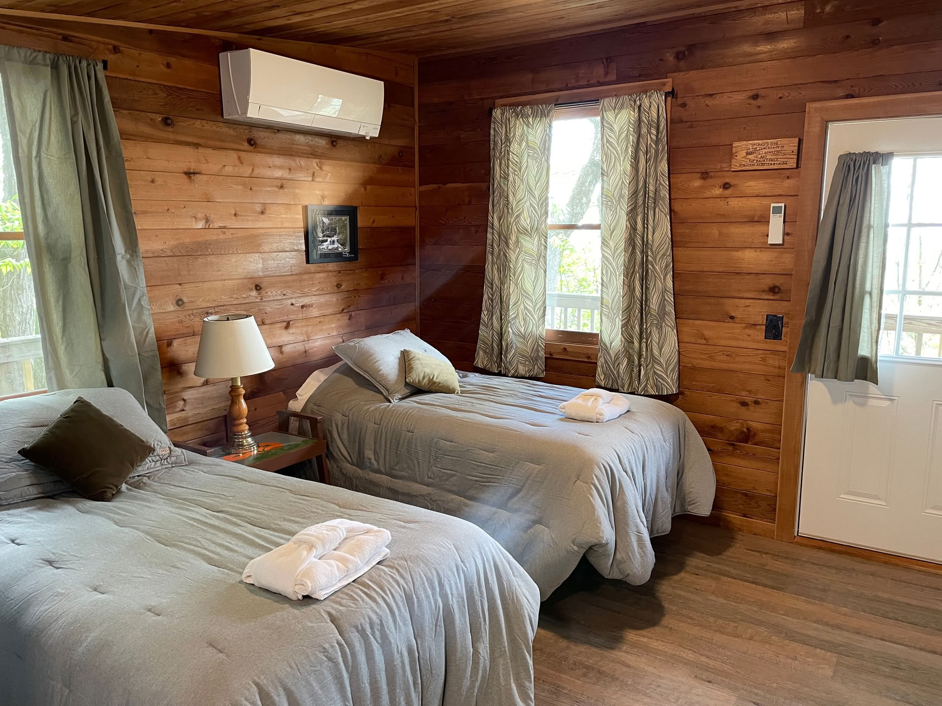 Chambre double avec lits jumeaux partagée avec salle de bain privée