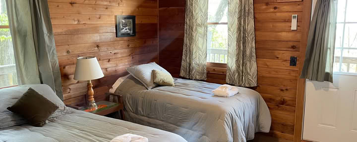 Chambre double avec lits jumeaux partagée avec salle de bain privée