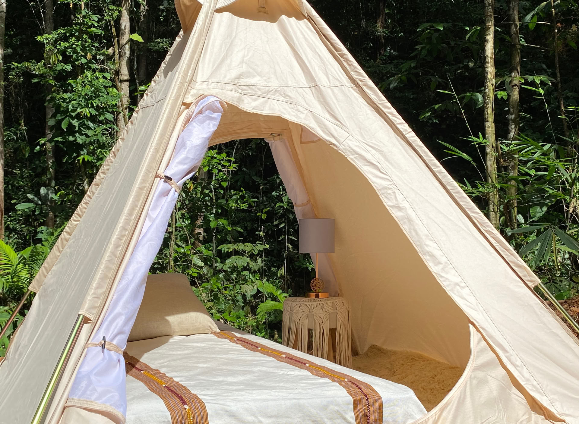 Tente de glamping simple ou chambre simple