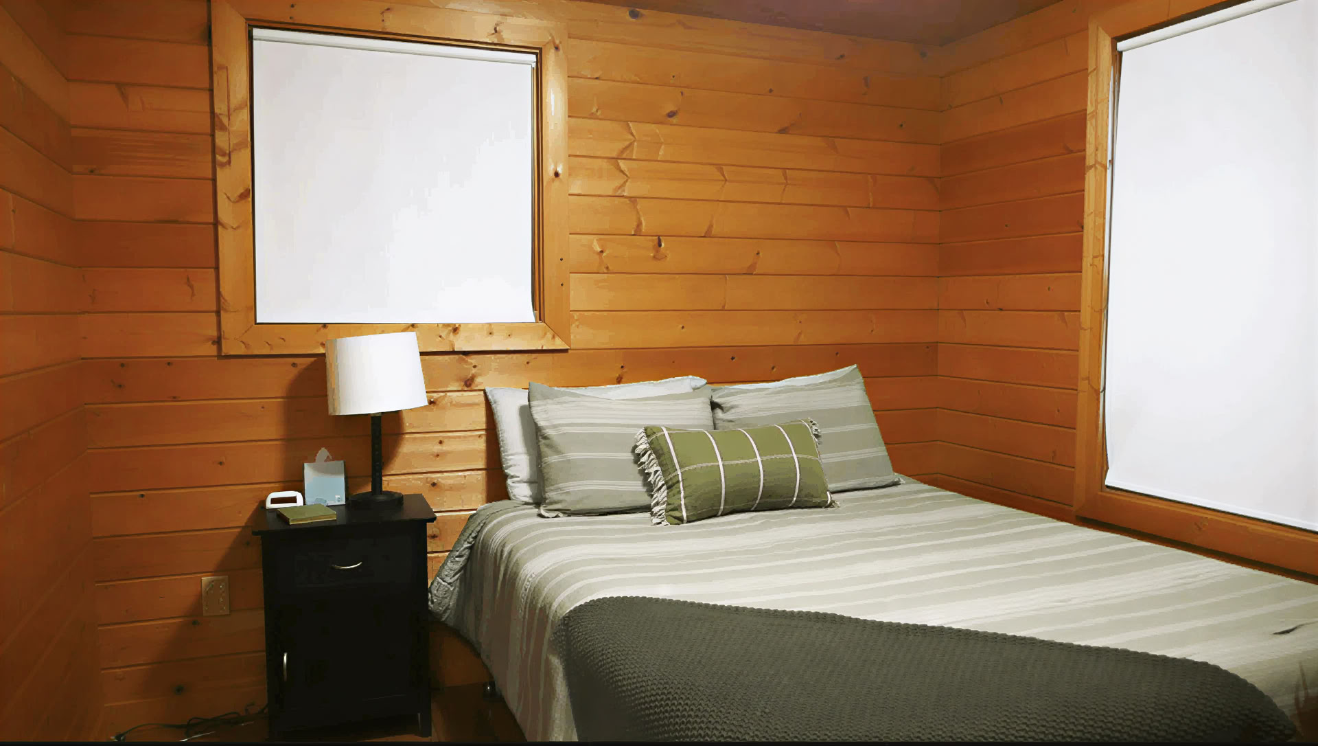 Cabane avec un lit queen et salle de bain partagée
