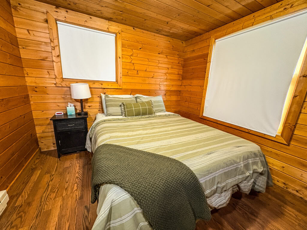 Un lit queen avec salle de bain privée
