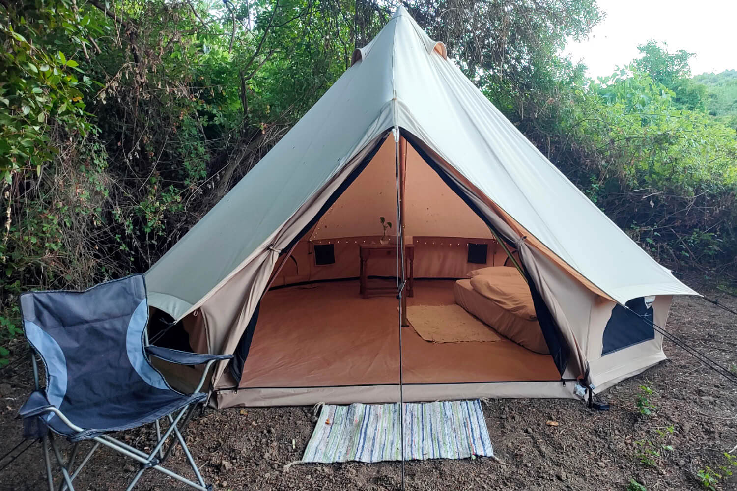 Tente Bell de glamping pour 1 invité avec salle de bain extérieure