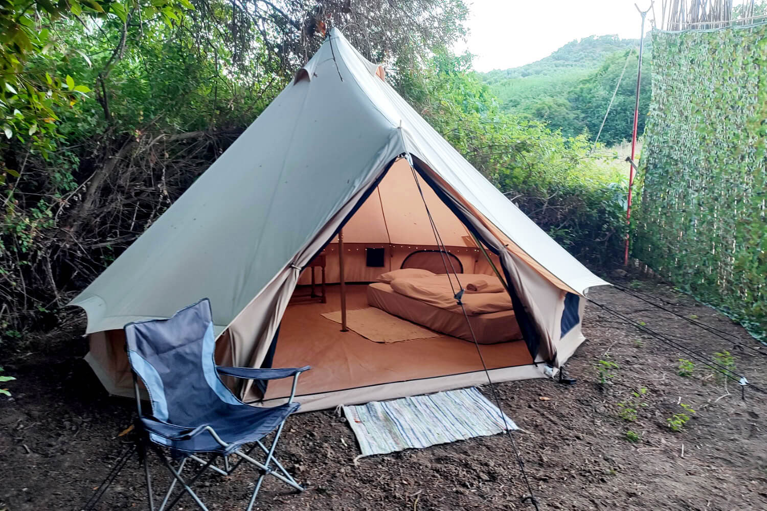 Tente Bell de Glamping pour 2 invités avec salle de bain extérieure