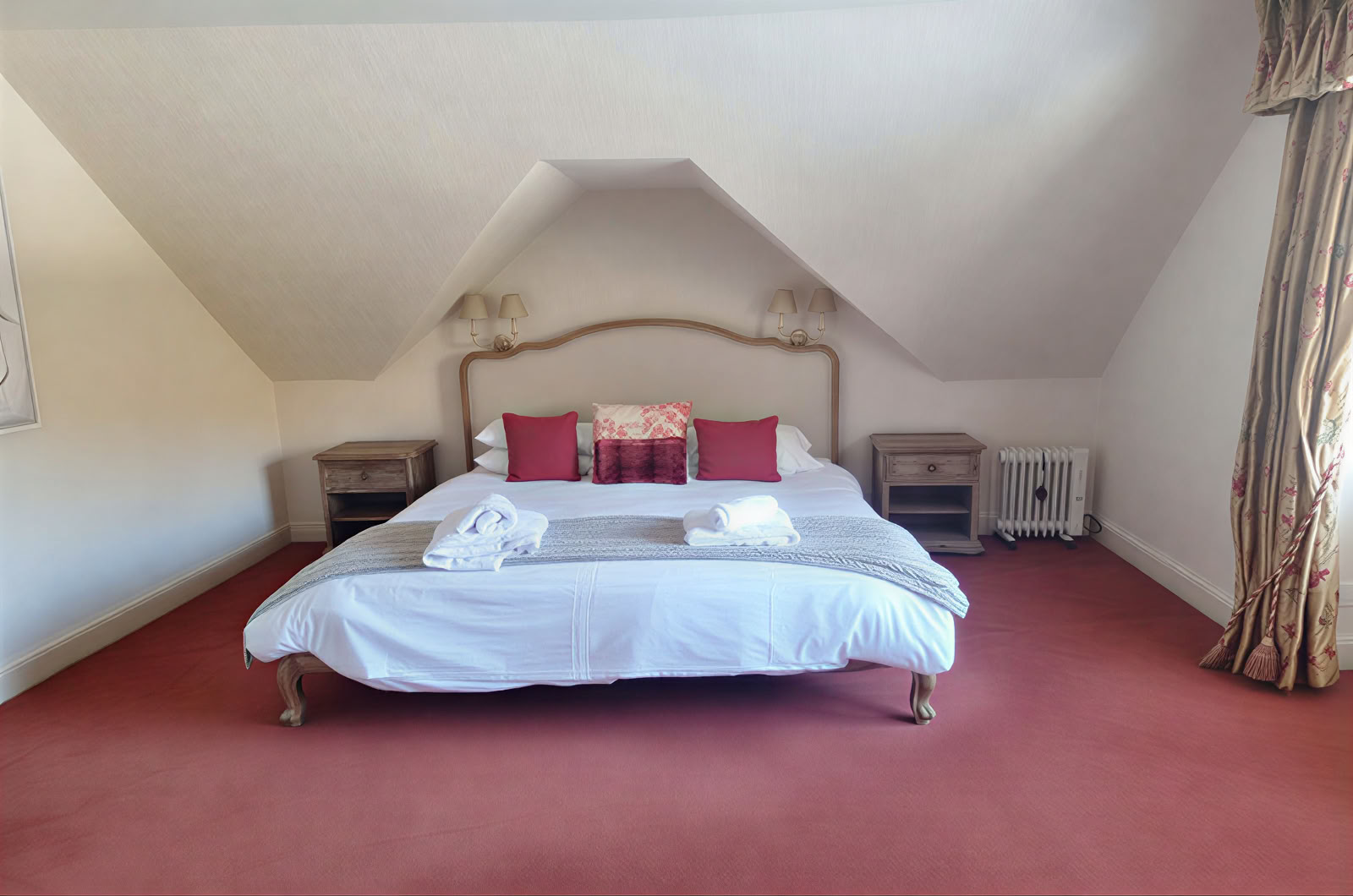 Chambre principale avec salle de bains privative, baignoire et douche, vue sur la montagne (à l'étage)