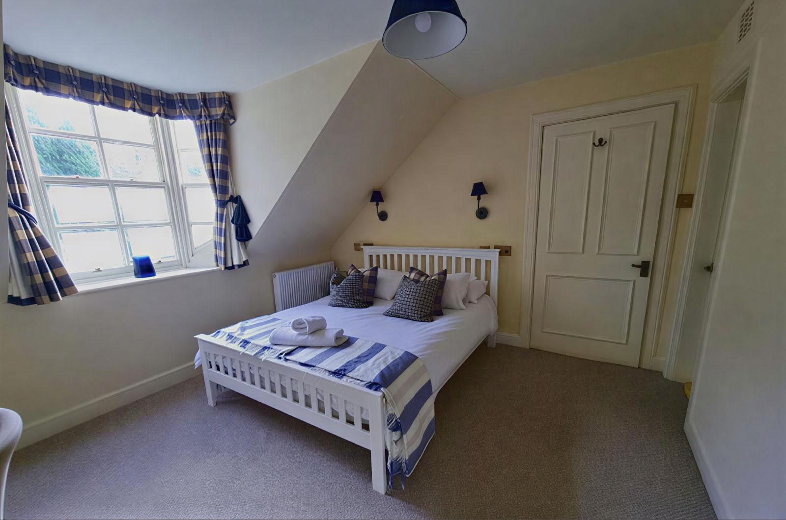 Lit king size avec salle de bain privative et douche, vue sur le jardin (à l’étage)