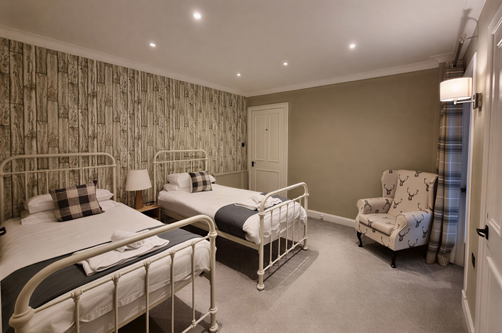 Chambre avec deux lits (2 personnes partageant) avec salle de bain attenante et douche, vue sur la montagne et le jardin (rez-de-chaussée)