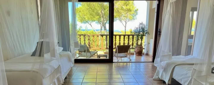 Master suite with en-suite bathroom, jacuzzi bath and private ocean view terrace