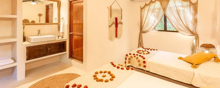 Shared twin room (single beds) with en-suite bathroom